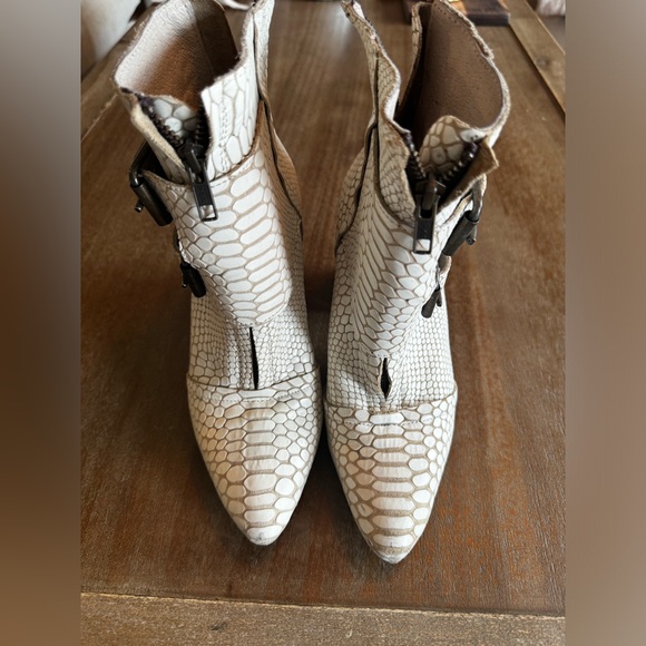 FreeBird Joey- white snakeskin - Picture 2 of 6